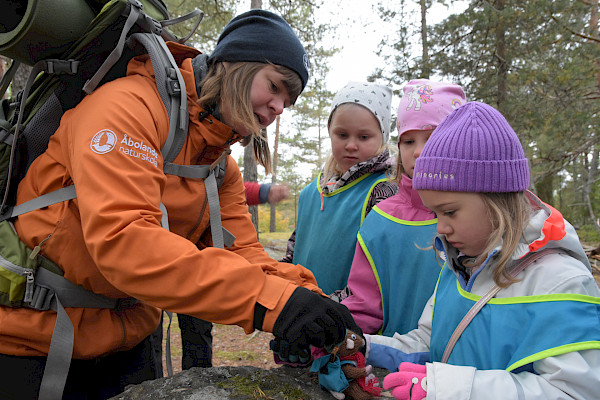 Naturskolläraren Emilia Nordling vid Åbolands naturskola presenterar näbbmusen Vips för förskolebarnen i Nagu.
