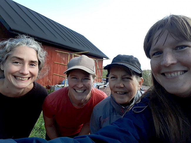 Träffpunkt skogens projektledare Olivia Haglund och Jennie Elevall, ytterst på bilden, tillsammans med två av deltagarna.