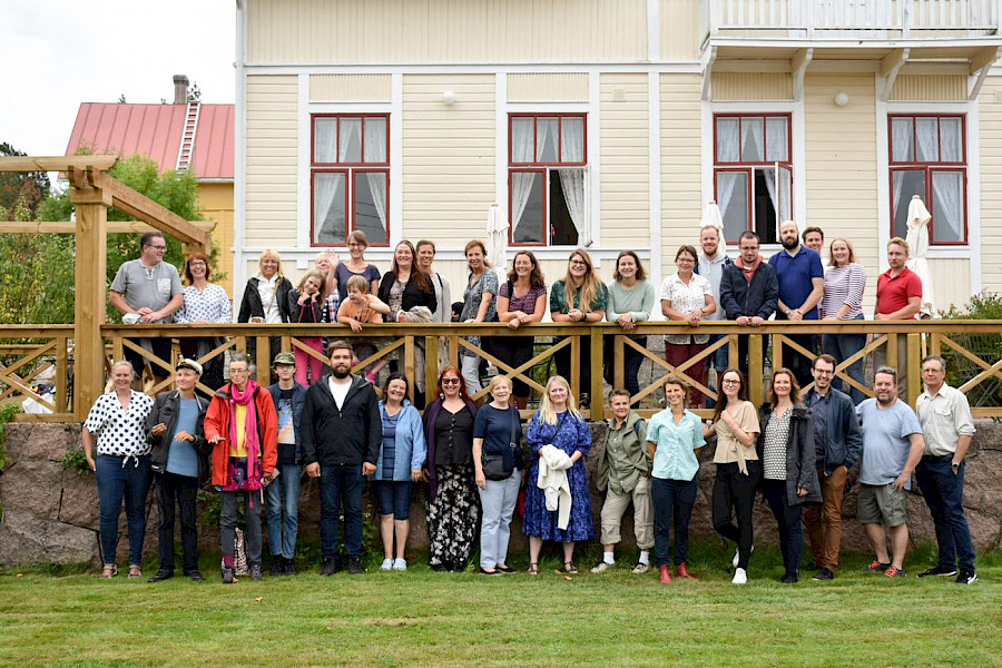 Föreningen håller två stora medlemsmöten varje år. Här besökte vi Carlsro på Föglö.