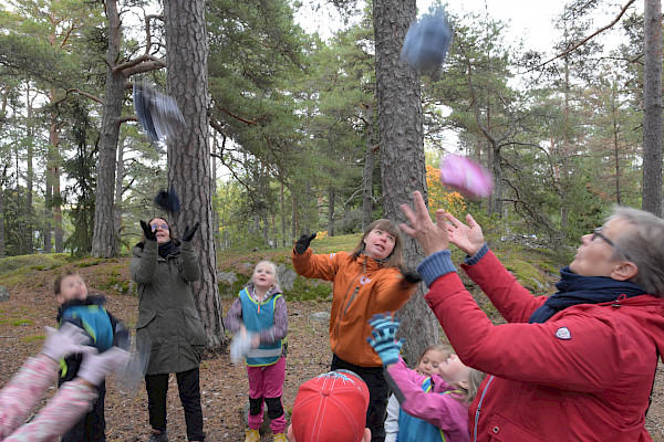 Åbolands naturskolas miljöpedogogik förlitar sig också på lek och stoj. Foto: Mikael Sjövall