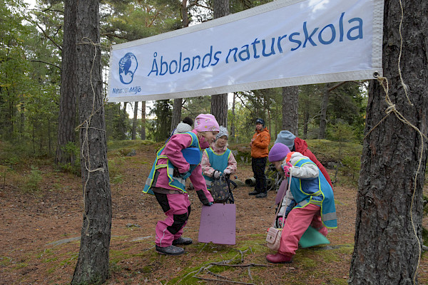 Saker blir mer konkreta när man lär sig mer om naturen utomhus. Foto: Mikael Sjövall